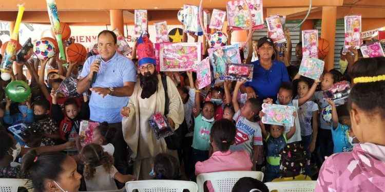 Salvador Holguín entrega juguetes a niños de Dajabón