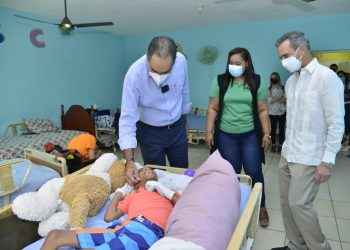 Doctor Santiago Hazim cumple su compromiso con la Fundación Proyecto Ayuda al Niño