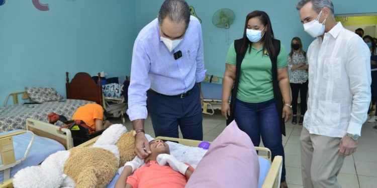 Doctor Santiago Hazim cumple su compromiso con la Fundación Proyecto Ayuda al Niño