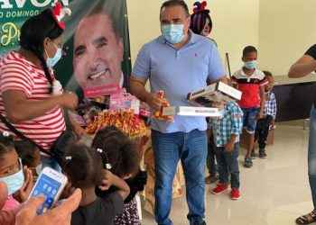 Víctor Pavón Realiza entrega de Juguetes a niños de Santo Domingo Norte