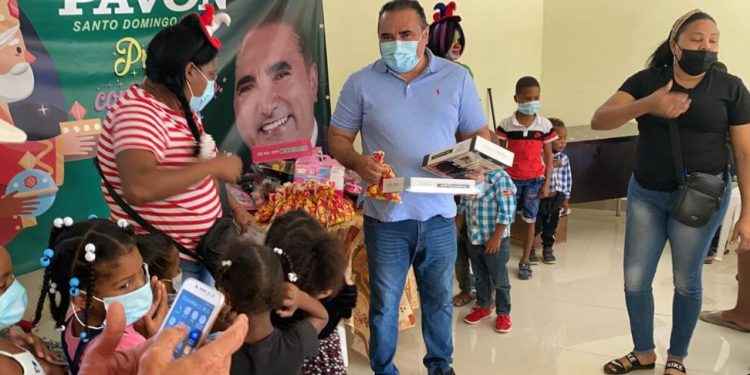 Víctor Pavón Realiza entrega de Juguetes a niños de Santo Domingo Norte