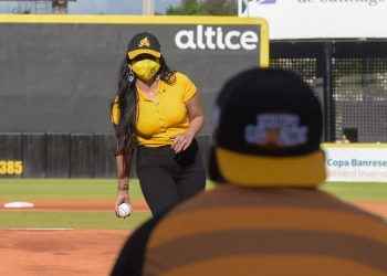 Yeni Berenice lanza primera bola recibido por Wilson Camacho en el Estadio Cibao