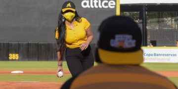 Yeni Berenice lanza primera bola recibido por Wilson Camacho en el Estadio Cibao
