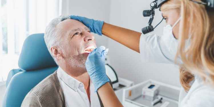Tu dentista puede ayudarte a detectar precozmente el cáncer oral