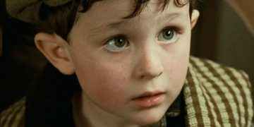 De cuánto es el cheque que el «niño de Titanic» cobra cada mes, a 25 años del estreno de la película
