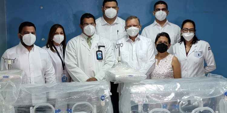 Fundación Refidomsa dona cuatro incubadoras al Hospital Presidente Estrella Ureña de Santiago