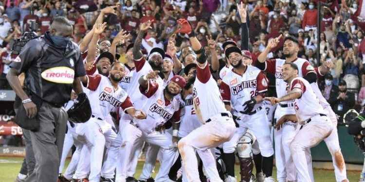Los Gigantes vencen a las Estrellas y se colocan a un triunfo de la corona