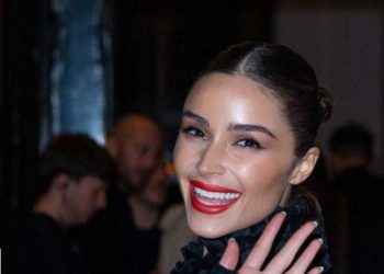 Le niegan abordar un avión a ex Miss Universo por su vestimenta