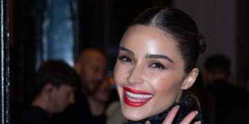Le niegan abordar un avión a ex Miss Universo por su vestimenta
