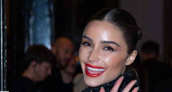 Le niegan abordar un avión a ex Miss Universo por su vestimenta
