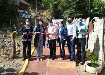 Inauguran peatonales para mejorar el acceso de habitantes en barrio Santa Lucía