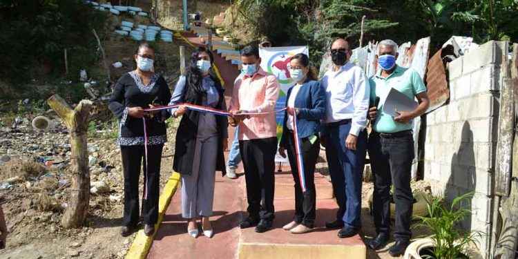 Inauguran peatonales para mejorar el acceso de habitantes en barrio Santa Lucía