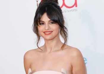 Selena Gómez agradece a su equipo de Rare Beauty con un gesto conmovedor