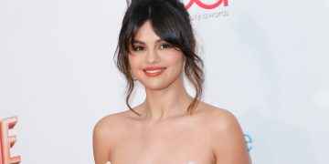 Selena Gómez agradece a su equipo de Rare Beauty con un gesto conmovedor