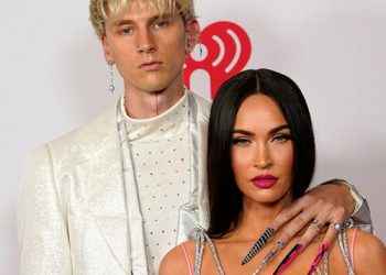 El anillo de compromiso de Megan Fox tiene espinas y le duele al quitárselo