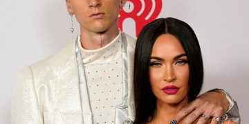 El anillo de compromiso de Megan Fox tiene espinas y le duele al quitárselo