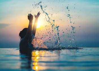 ¿Qué beneficios tiene bañarse en el mar?