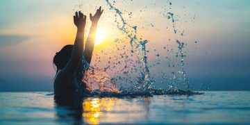 ¿Qué beneficios tiene bañarse en el mar?