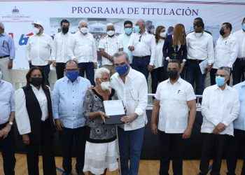 Presidente Abinader entrega 380 títulos en SDE con una inversión de RD$151,680,000