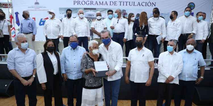 Presidente Abinader entrega 380 títulos en SDE con una inversión de RD$151,680,000