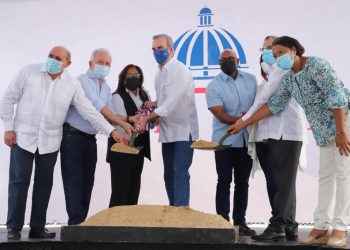 Abinader inicia construcción de Multiuso y 11 destacamentos policiales en SDE
