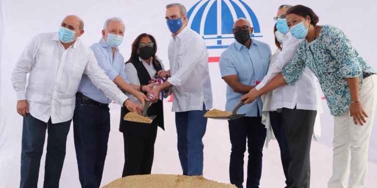 Abinader inicia construcción de Multiuso y 11 destacamentos policiales en SDE