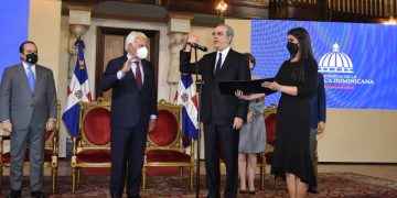 Presidente Abinader otorga nacionalidad dominicana al expresidente del gobierno español Felipe González