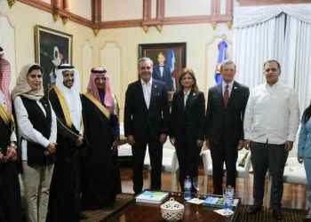 Presidente Abinader recibe en su despacho al ministro de Turismo de Arabia Saudita