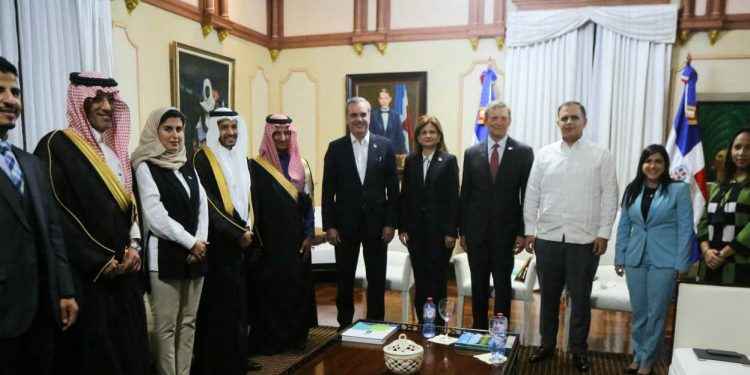 Presidente Abinader recibe en su despacho al ministro de Turismo de Arabia Saudita
