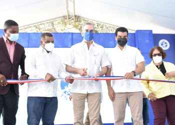 Presidente Abinader y director del INAPA, Wellington Arnaud, inauguran planta de tratamiento en Barahona
