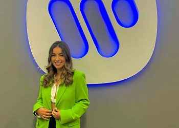 Adriana Torrón firma con Warner Music Latina