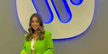 Adriana Torrón firma con Warner Music Latina