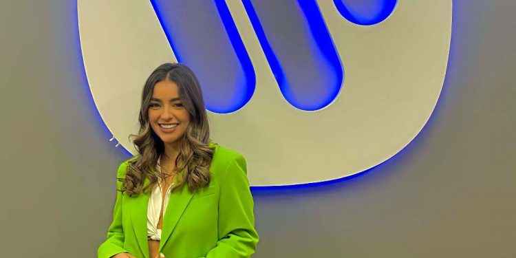 Adriana Torrón firma con Warner Music Latina