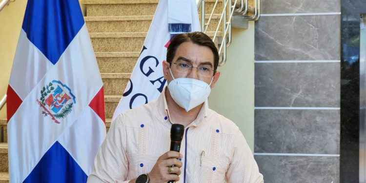 Director Cabral y Báez acusa alcalde Abel Martínez de negarse a recoger la basura en ese centro