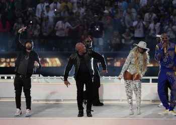 Eminem se arrodilló al estilo Kaepernick en épico show de medio tiempo en el Super Bowl LVI