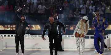Eminem se arrodilló al estilo Kaepernick en épico show de medio tiempo en el Super Bowl LVI