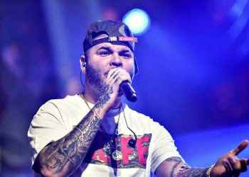 Farruko detiene su concierto para pedir perdón y anunciar conversión religiosa