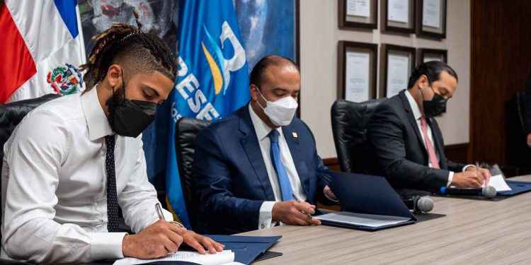 Banreservas renueva contrato con Fernando Tatis jr
