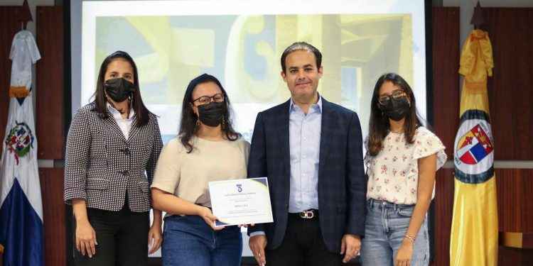 Fundación Madre y Maestra realiza encuentro entre empresarios y estudiantes becarios