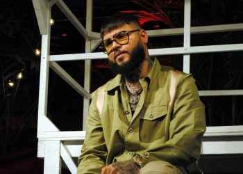 Farruko no canta «Pepas» en show, se disculpa por letras de sus canciones: «Dios está bregando conmigo»
