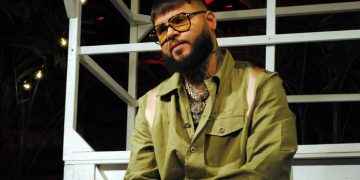 Farruko no canta «Pepas» en show, se disculpa por letras de sus canciones: «Dios está bregando conmigo»