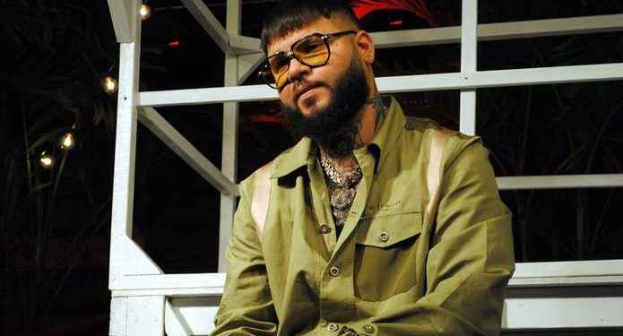 Farruko no canta «Pepas» en show, se disculpa por letras de sus canciones: «Dios está bregando conmigo»