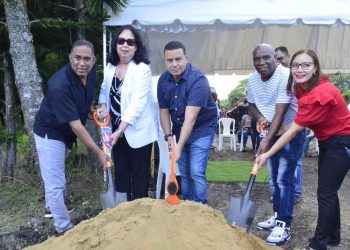Director municipal Canca la Piedra, Lisandro de la Cruz da el primer picazo la construcción de un moderno Cementerio