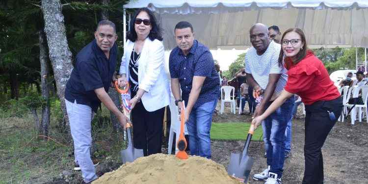 Director municipal Canca la Piedra, Lisandro de la Cruz da el primer picazo la construcción de un moderno Cementerio