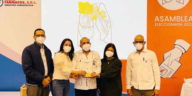 Neumonorte otorga reconocimiento a ex ministro de Salud Pública Plutarco Arias