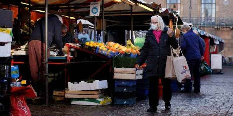 La OMS aseguró que la fase aguda de la pandemia podría terminar a mediados de año si el 70% de la población es vacunada