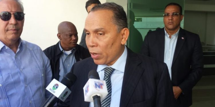 Radhamés Jiménez dice que es una locura que país se esté cayendo a pedazos y gobierno hable de reforma a la Constitución