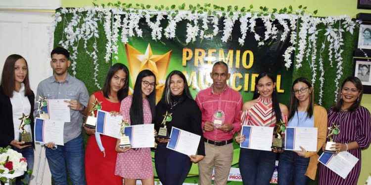Reconocen a jóvenes meritorios en municipio Baitoa