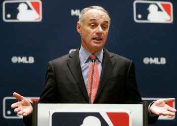 Rob Manfred anuncia que los dueños han aceptado el bateador designado universal