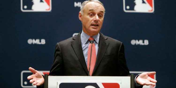 Rob Manfred anuncia que los dueños han aceptado el bateador designado universal